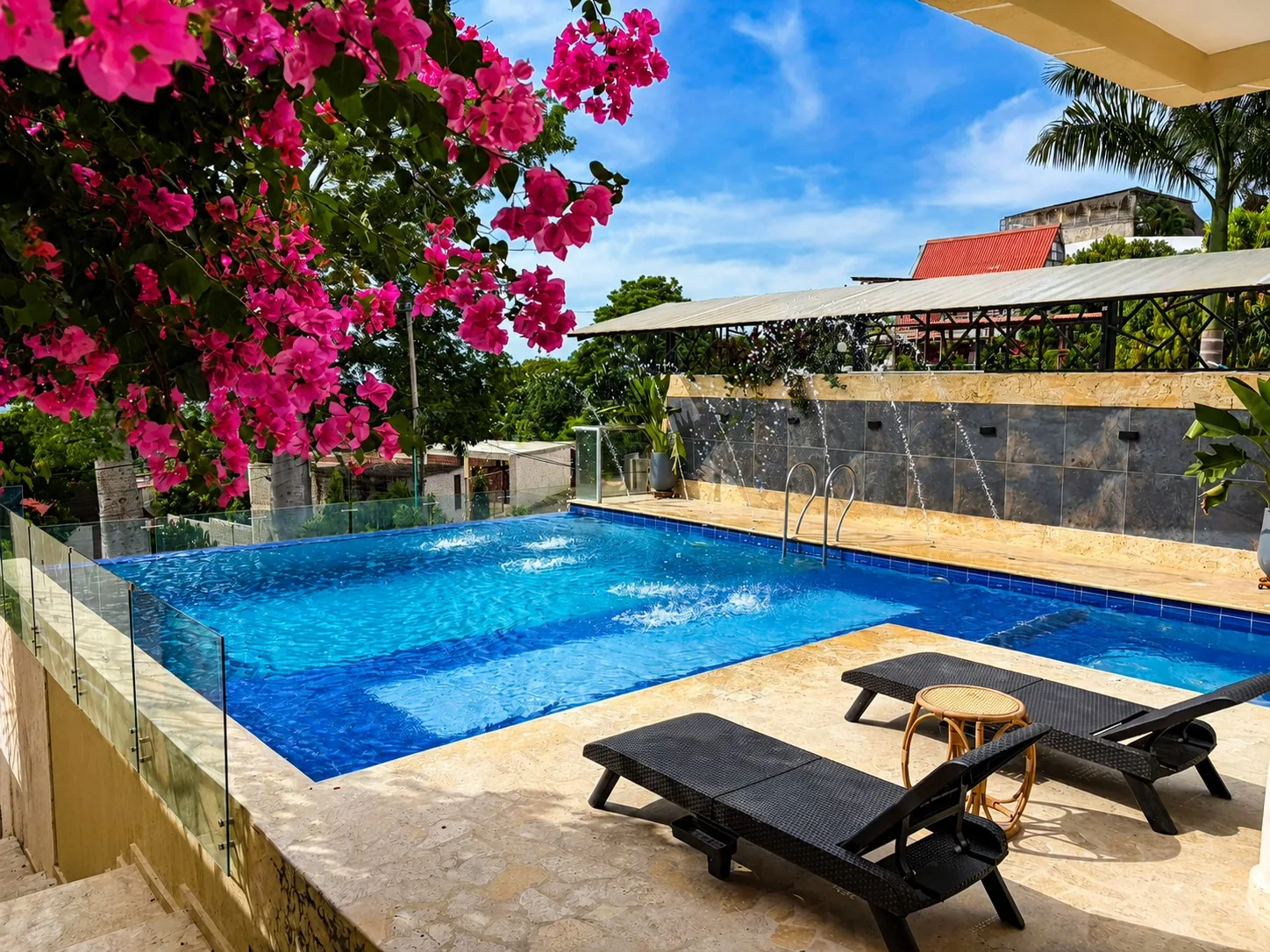 Piscina y Jardín